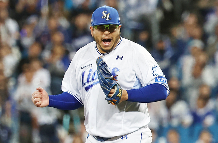 지난 14일 대구 삼성라이온즈파크에서 열린 2025 KBO 프로야구 포스트시즌 준플레이오프 4차전 SSG 랜더스와 삼성 라이온즈의 경기. 7회초까지 무실점으로 틀어막은 삼성 선발투수 후라도가 기뻐하고 있다. 연합뉴스