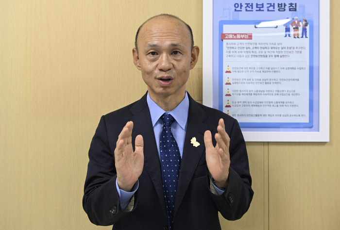 17일 오전 권병희 대구고용노동청장이 영남일보와의 인터뷰에서 기자의 질문에 답하고 있다. 이윤호기자 yoonhohi@yeongnam.com