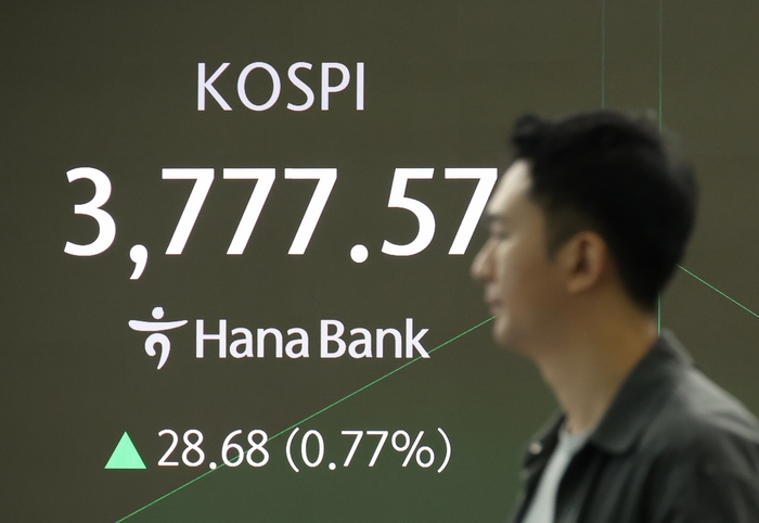 20일 중구 하나은행 본점 딜링룸 전광판에 실시간 코스피가 표시돼 있다. 연합뉴스