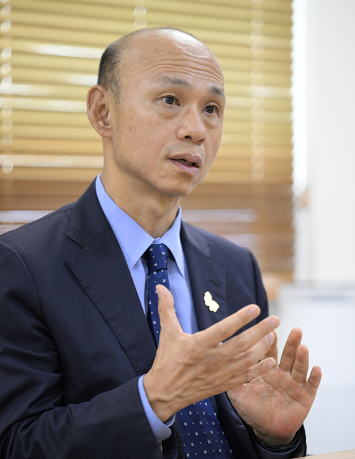 17일 오전 권병희 대구고용노동청장이 영남일보와의 인터뷰에서 기자의 질문에 답하고 있다. 이윤호기자 yoonhohi@yeongnam.com