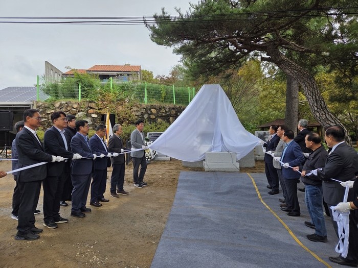 6·25전쟁 참전 순국자 현충비 재정비 행사에서 참석자들이 제막식을 갖고 있다.