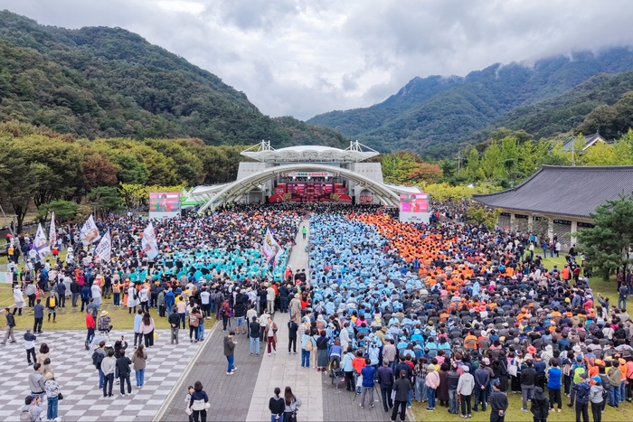 지난 18일 제20회 문경사과축제 개막식장에 몰려든 인파로 북적이며 축제 분위기를 한껏 달궜다. <문경시제공>