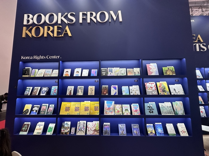 프랑크푸르트 국제도서전 한국관 내 전시된 한국 서적들. 올해는 아동서적과 한국문학에 대한 판권 문의가 많았다.