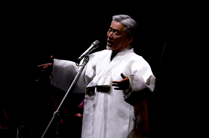 21일 대구 영남대 천마아트센터에서 열린 영남일보 창간 80주년 기념 초청공연 두루마기, 재즈를 입다에서 소리꾼 장사익이 두루마기를 입고 열창하고 있다.
이현덕기자 lhd@yeongnam.com