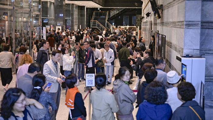 21일 대구 영남대 천마아트센터 로비에서 영남일보 창간 80주년 기념 초청공연 두루마기, 재즈를 입다를 보기 위한 관객들이 입장을 기다리고 있다.
이현덕기자 lhd@yeongnam.com