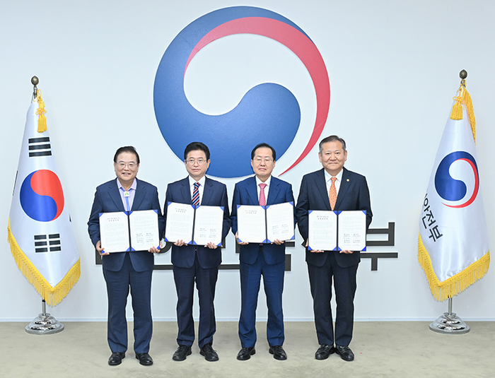 지난해 10월 21일 오후 정부서울청사에서 홍준표 전 대구시장, 이철우 전 경북도지사, 이상민 전 행정안전부 장관, 우동기 전 지방시대위원장이 대구경북 통합을 위한 공동 합의문에 서명했다. <대구시 제공>