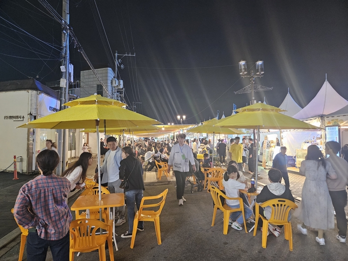 지난해 황금카니발이 열린 경주 금리단길 일대에서 시민과 관광객들이 수제맥주와 먹거리를 즐기고 있다. 경주시 제공