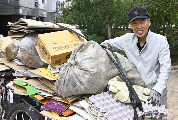 18일 오전 폐지줍는 교장으로 알려진 김종태(78)씨가 영남일보와 인터뷰에서 폐지를 주워 기부를 하게 된 계기를 말하고 있다. 이윤호기자 yoonhohi@yeongnam.com