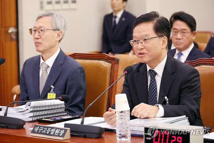 진성철 대구고등법원장이 21일 서울 여의도 국회 법제사법위원회에서 열린 국정감사에서 의원 질의에 답하고 있다.  연합뉴스