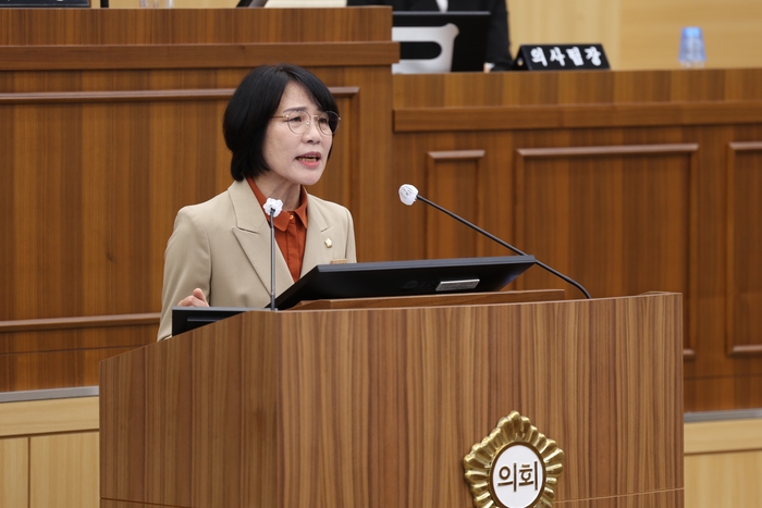 제281회 예천군의회 임시회 본회의에 앞서 안양숙 군의원이 예천군 24시 영유아·아동 포괄적 돌봄 전담 기관 구축을 주제로 5분 자유발언을 하고 있다. <예천군의회 제공>