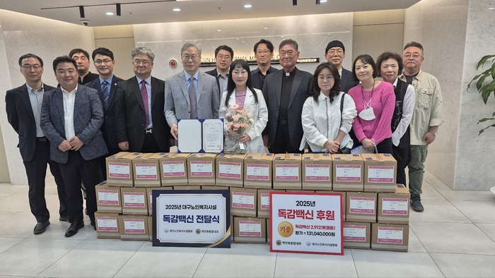 박언휘 종합내과 원장(앞줄 가운데 흰 가운)이 최근 대구노인복지시설협회에 독감 백신을 기부한 뒤 관계자들과 기념촬영을 하고 있다.<박언휘 종합내과 제공>