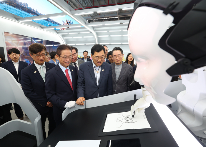 이철우 경북도지사와 일행들이 2025 APEC 경제전시장 현장을 돌며 최종 점검을 진행하고 있다.<경북도 제공>