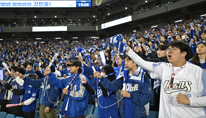 21일 오후 대구 수성구 삼성라이온즈파크에서 열린 2025 프로야구 KBO리그 포스트시즌 플레이오프 삼성라이온즈 - 한화 이글스의 3차전에서 삼성팬들이 열띤 응원을 벌이고 있다.
이윤호기자 yoonhohi@yeongnam.com