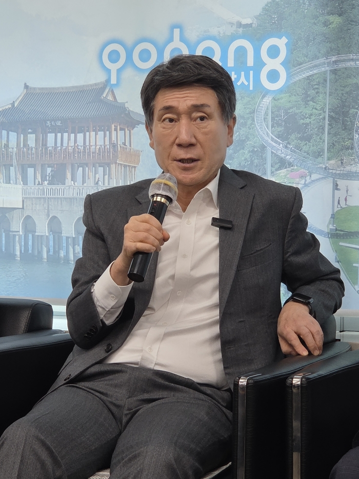 이강덕 포항시장이 21일 기자회견에서 도지사 출마에 대한 의견을 밝히고 있다. <전준혁기자>