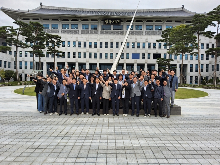 구미시 정성현 부시장과 실·국장 등 간부공무원들이 경북도청 앞에서 구미의 미래를 향해서 가자라는 의미를 담은 단체 사진촬영을 하고 있다.<구미시 제공>