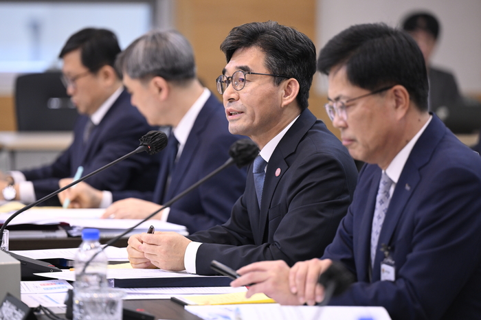 22일 오전 대구시교육청에서 열린 국회 교육위원회의 국정감사에서 허영우 경북대 총장이 답변하고 있다.
이현덕기자 lhd@yeongnam.com