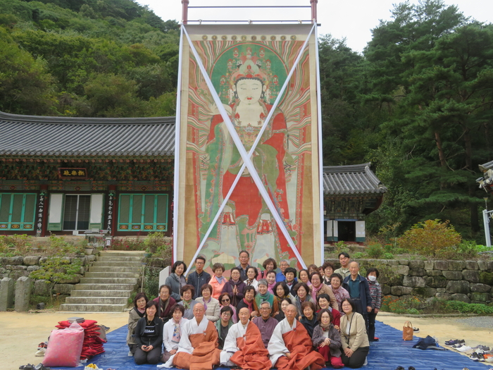 영천 수도사는 21일 노사나불 괘불탱을 일반인에게 공개후 은해사 덕조스님 등 신도들과 함께 기념촬영하고 있다.<은해사 제공>