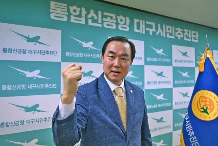 장세철 통합신공항대구시민추진단 대표가 지난 19일 영남일보와 인터뷰를 마치고 TK신공항의 성공을 기원하는 파이팅을 외치고 있다. 이지용기자