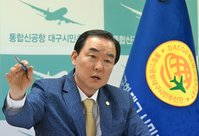 장세철 통합신공항대구시민추진단 대표가 지난 19일 영남일보와의 인터뷰에서 TK통합신공항은 국가재정사업으로 추진돼야 한다고 강조하고 있다. 이지용기자