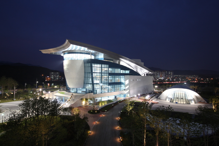 경주시 알천북로에 있는 경주예술의전당 야경 전경. 한옥의 처마 곡선을 현대적으로 재해석한 건축미가 돋보이는 이 건물은 APEC CEO 서밋 코리아 2025의 주요 회의장으로, 글로벌 리더들이 모여 세계 경제의 방향을 논의하는 무대로 활용된다. 경주시 제공