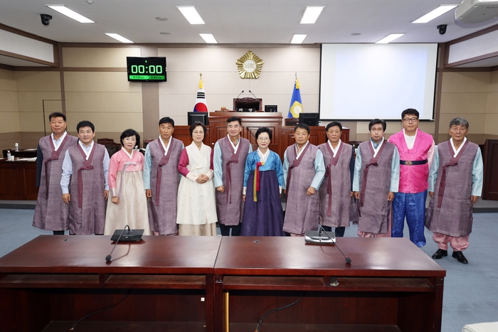 상주시의회 의원들 한복 입고 출석