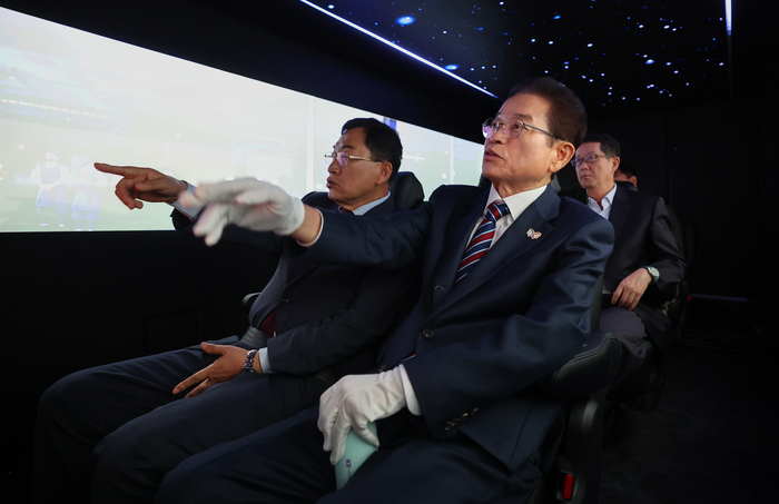 이철우 도지사와 주낙영 경주시장이 XR버스 시승을 하고 있다.<경북도 제공>