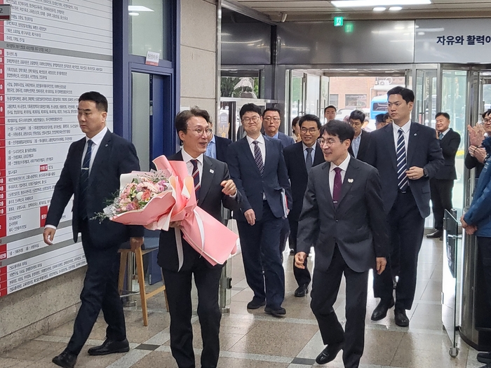 김민석 국무총리(왼쪽)가 22일 김정기 대구시장 권한대행의 환영을 받으며 대구시청 동인청사로 들어오고 있다. 노진실 기자