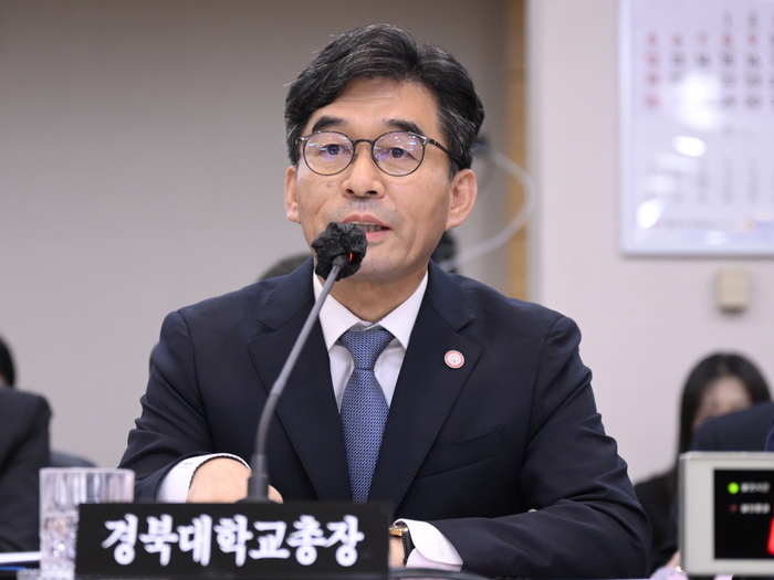 22일 오전 대구시교육청에서 열린 국회 교육위원회의 국정감사에서 허영우 경북대 총장이 답변하고 있다.
이현덕기자 lhd@yeongnam.com