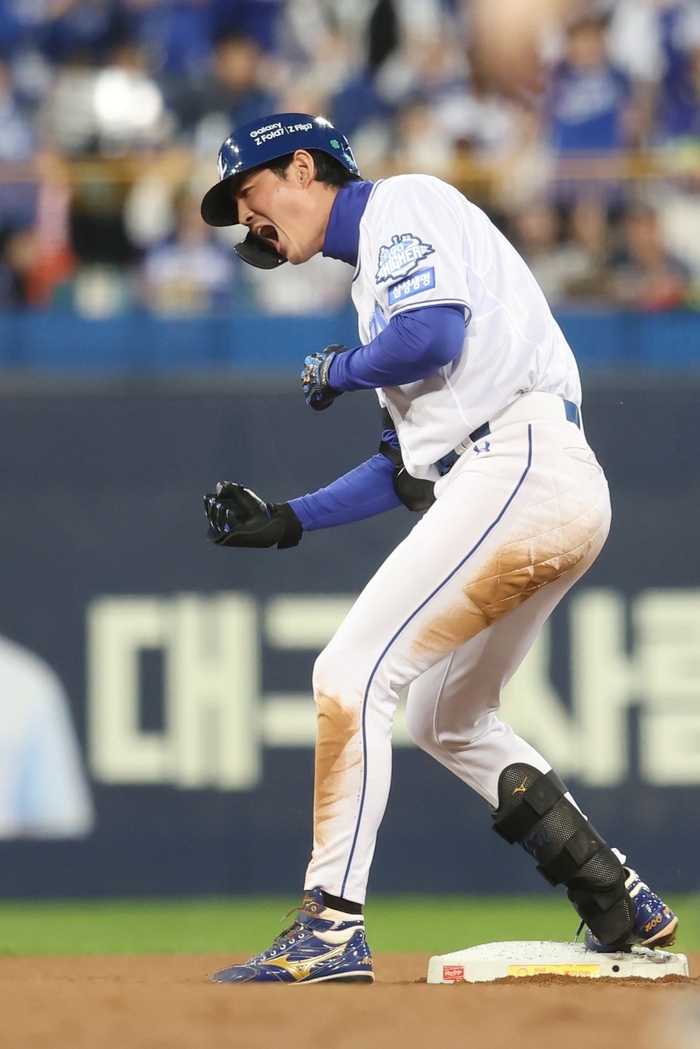 지난 21일 대구 삼성라이온즈파크에서 열린 2025 신한 SOL뱅크 KBO 포스트시즌 플레이오프 3차전에서 구자욱이 안타를 친 후 환호하고 있다. <삼성 라이온즈 제공>