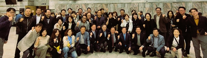지난 22일 경북 경산 영남대 천마아트센터에서 열린 영남일보 창간 80주년 특집 공연에 참석한 손인락 영남일보 사장을 비롯한 CEO아카데미 회원들이 기념촬영을 하고 있다. 이승엽 기자.