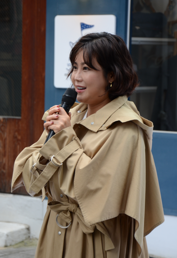 지난 21일, 자신의 전시 오프닝을 위해 대구 청문당을 방문한 권지안 작가가 관람객들 앞에서 인사말을 하고 있다. <임훈기자 hoony@yeongnam.com>