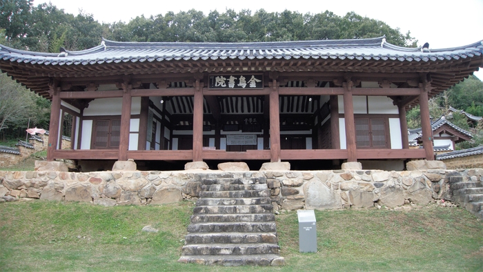 금오서원의 강당인 정학당. 대원군 시기에도 훼철되지 않은 47개 서원 중 하나이며 지금도 매년 봄과 가을에 향사를 지낸다.