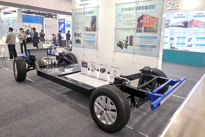 대구기계부품연구원이 22일 엑스코에서 개막한 2025 미래혁신기술박람회(FIX 2025)에 전기차 플랫폼 솔루션을 전시하고 있다. <DMI 제공>