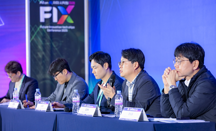 23일 대구 엑스코에서 열린 2차전지 순환경제 생태계 포럼 종합토론에서 패널들이 K-배터리 생존을 위한 다양한 방안을 제시하고 있다. 이현덕기자 lhd@yeongnam.com