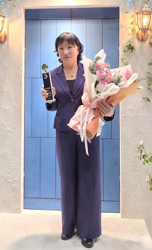 초록우산 2025 트리니티클럽 3호로 위촉된 박재숙 <주>라온엔터테인먼트 대표가 지난 22일 LG아트센터서울에서 열린 2025년 GREEN PRESTIGE NIGHT 행사에서 수상뒤 기념촬영을 하고 있다. <초록우산 제공>