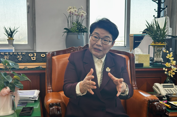 기재위원장인 국민의힘 임이자(상주-문경) 의원이 23일 오전 국회 기획재정위원장실에서 인터뷰를 하고 있다. 서정혁기자 seo1900@yeongnam.com