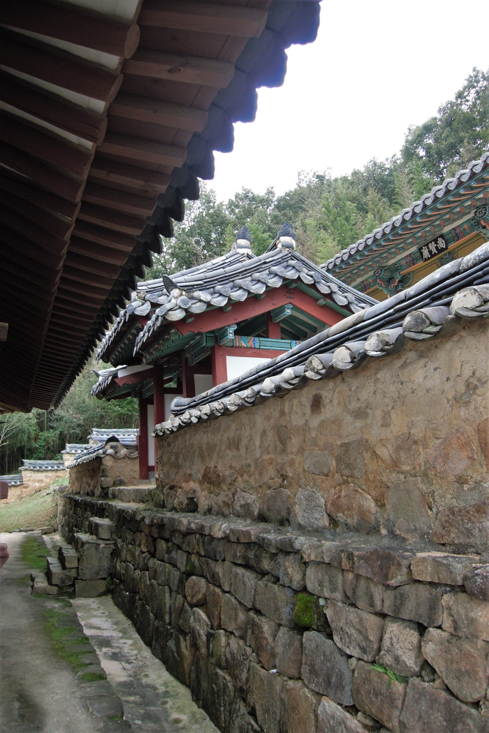 강당인 정학당 뒤편에 사당인 상현묘가 자리한다. 야은, 점필재, 신당, 송당, 여헌 등 5현을 배향하고 있다.