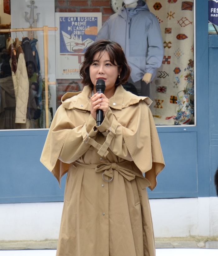 지난 21일, 자신의 전시 오프닝을 위해 대구 청문당을 방문한 권지안 작가가 관람객들 앞에서 인사말을 하고 있다. <임훈기자 hoony@yeongnam.com>