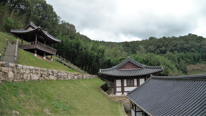 서원 동쪽에 남산실, 청아재, 금오정이 일곽을 이루고 있다. 2017년에 지어진 향교의 부속 건물들이다.