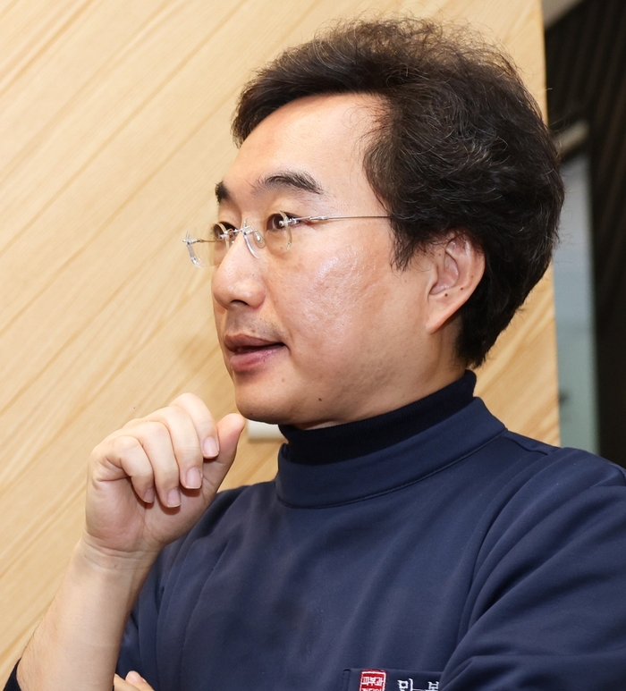 피부이식 분야 권위자인 민복기 박사(대구시의사회장·올포스킨피부과의원 대표 원장)