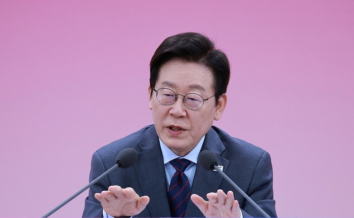 이재명 대통령이 24일 대구 엑스코에서 열린 대구의 마음을 듣다 타운홀미팅에서 발언하고 있다.  연합뉴스