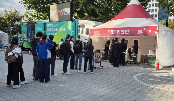 24일 오후 대구 북구 고성동 대구iM뱅크파크 일원에서 열린 제5회 떡볶이 페스티벌에 참여한 시민들이 QR코드를 받기 위해 체크인 부스에 줄을 서고 있다. 조윤화 기자