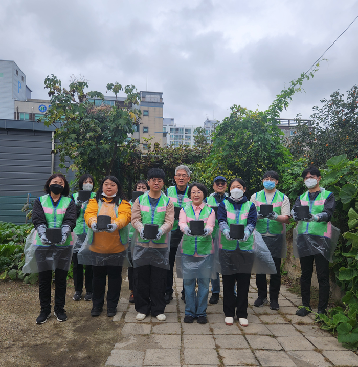 판촉물 기업 <주>그린기프트(대표 김효정)가 추워지는 날씨에 에너지 취약계층을 위한 사랑의 연탄을 후원했다. <그린기프트 제공>