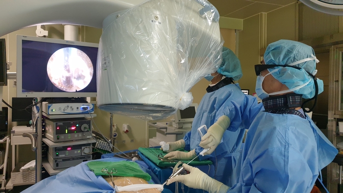 대구 우리들병원 의료진이 양방향 내시경(UBE)을 이용해 척추 수술을 진행하고 있다. 내시경을 통한 최소침습 척추치료는 정상조직 손상을 줄이고 회복 기간을 단축시켜 환자 만족도가 높다.<우리들병원 제공>