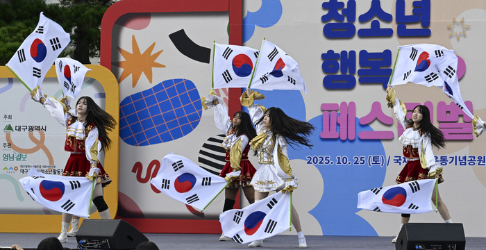 25일 오후 대구 중구 국채보상운동공원에서 열린 제11회 청소년 행복 페스티벌에 참가한 대구보건고등학교 댄스팀 플로라가 공연을 하고 있다.  
이윤호기자 yoonhohi@yeongnam.com