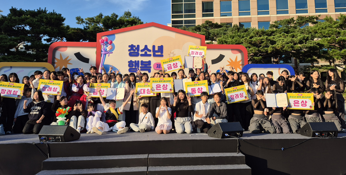 25일 대구 중구 국채보상운동기념공원에서 제11회 청소년 행복페스티벌이 열렸다. 사진은 전국 청소년 무대경연대회 수상자들이 단체 기념사진을 찍고 있는 모습. 조윤화 기자