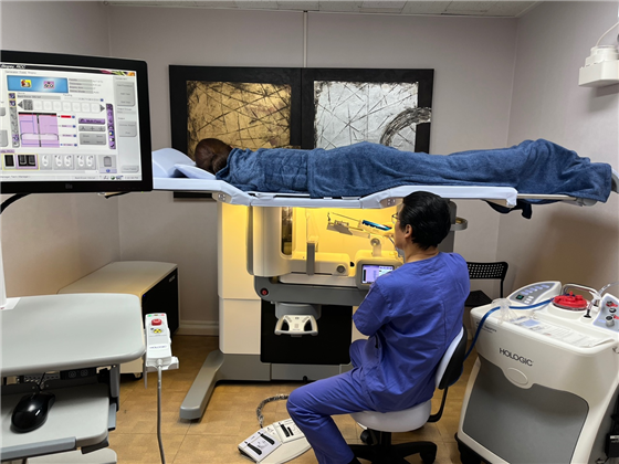 분홍빛으로병원 의료진이 침대형 3차원 입체정위 진공절제술 시스템을 이용해 유방 석회화의 조직검사를 시행하고 있다. 이 장비는 환자가 엎드린 자세로 편안하게 시술을 받을 수 있으며, 정확한 석회화 위치를 실시간으로 확인해 흉터 없이 조직을 채취할 수 있는 최신 검사 장비다.<분홍빛으로병원>