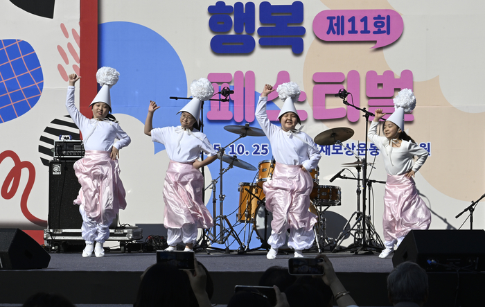 25일 오후 대구 중구 국채보상운동공원에서 열린 제11회 청소년 행복 페스티벌에서 꿈의 오케스트라 학생들이 식전 공연을 하고 있다.
이윤호기자 yoonhohi@yeongnam.com
