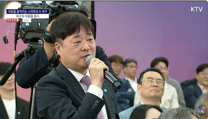 박세호 대구시치과의사회장이 24일 대구 엑스코에서 열린 타운홀 미팅 형식의 대구 지역발전 간담회에서 국립치의학연구원 설립 관련 발언을 하고 있다.<이재명tv 캡처>