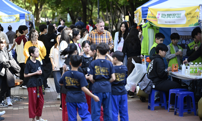 25일 오후 대구 중구 국채보상운동공원에서 열린 제11회 청소년 행복 페스티벌이 참가한 시민들로 북적이고 있다.
이윤호기자 yoonhohi@yeongnam.com